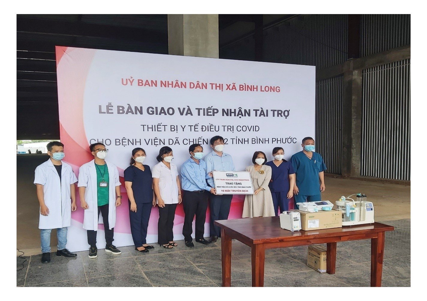 Trao tặng 10 máy truyền dịch tự động cho Bệnh viện dã chiến Số 2 tại trung tâm thị xã Bình Long, tỉnh Bình Phước