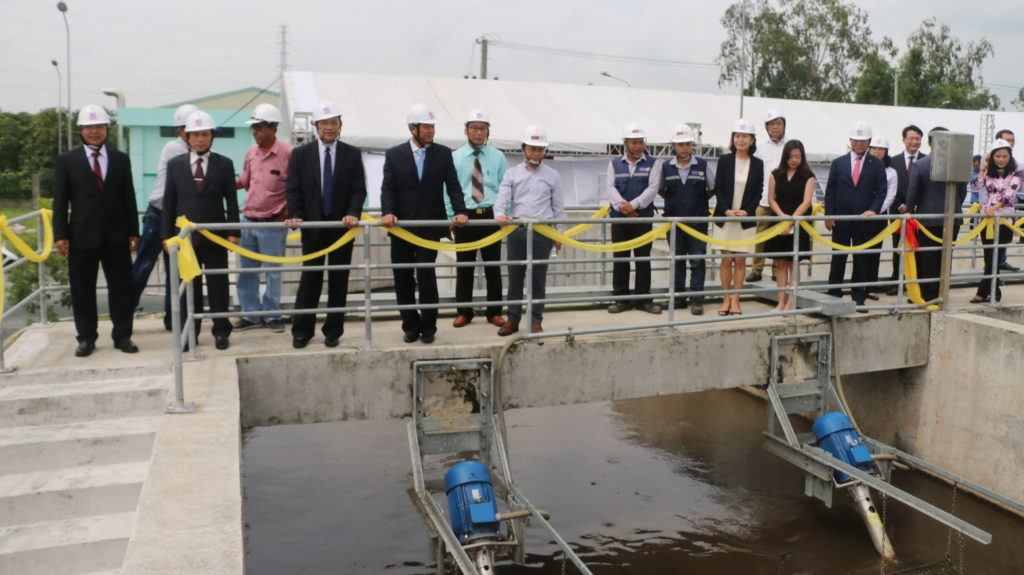 Tổng giám đốc của Koastal Eco Group giới thiệu lãnh đạo Ủy ban nhân dân tỉnh An Giang và Thành phố Long Xuyên về nguyên lý vận hành của Nhà máy xử lý nước thải
