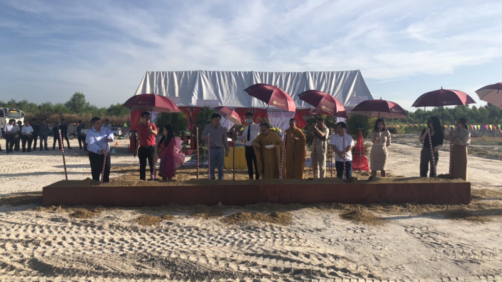 Đại diện Chủ đầu tư Minh Hưng – Sikico và GS E&C cùng Tổng thầu Koastal Eco thực hiện nghi thức động thổ tại dự án Nhà máy xử lý nước thải dệt nhuộm tập trung Khu công nghiệp Minh Hưng Sikico – Giai đoạn 1